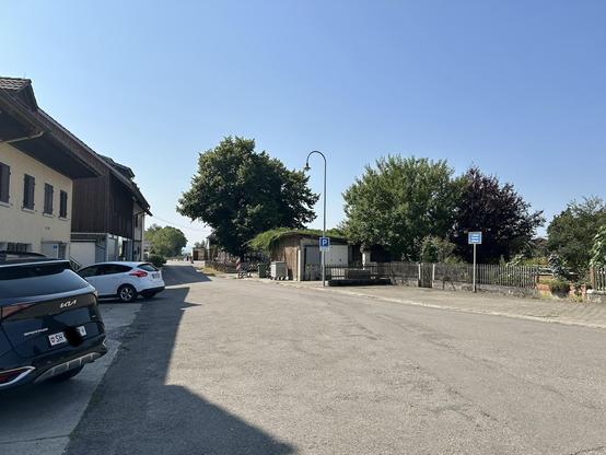 Rechts der „Festplatz“, die Grenzmarkierung hinter dem weissen Auto. Das Schaffhauser Auto könnte tatsächlich in Schaffhausen stehen.