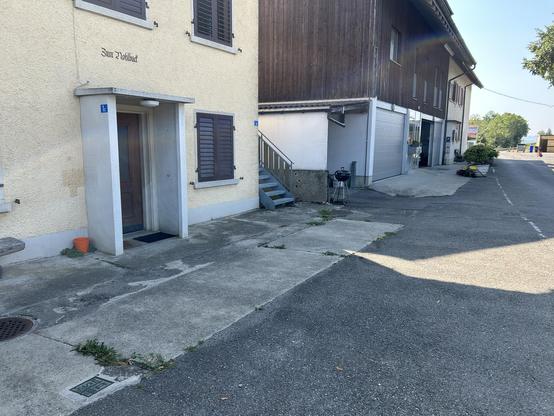 Grenzmarkierung vor sozusagen vor der Haustüre.