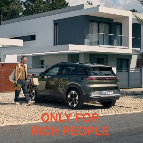 Ein Mann mit Lebensmitteln geht auf ein modernes VW Elektroauto zu, das vor einem modernen Haus geparkt ist. Die Szene deutet auf einen wohlhabenden Lebensstil hin.

Zusätzlich beschriftet von mir mit „Only for rich people“
"NUR FÜR REICHE LEUTE"