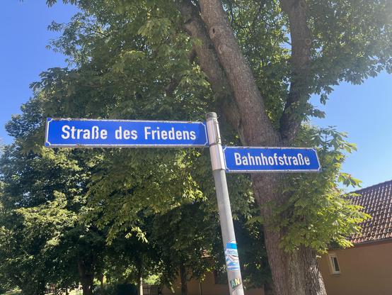 Straße des Friedens
Bahnhofstraße

Translated: Peace Street and Railway Station Street
