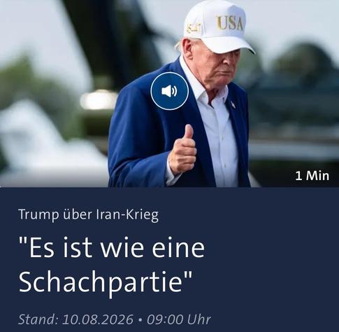 Donald Trump mit weißer Kappe, Aufschrift USA in Gold. Blaues Jacket, weißes Hemd, rechter Daumen nach oben.